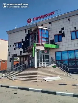 Один человек погиб и 11 ранены при ударе дрона по автобусу в белгородском селе